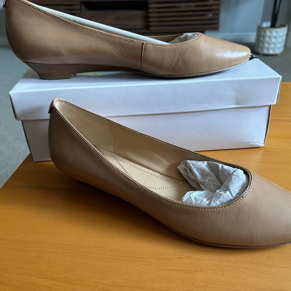 Nine West Tan Flats Classic Design leather size 9 - Picture 1 of 4